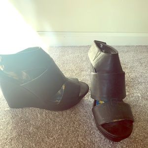 Black wedges